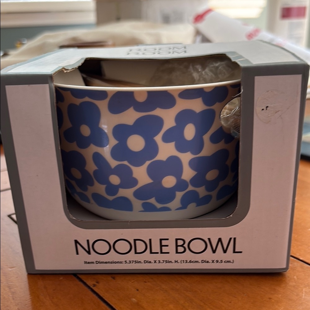 NWT: Noodle Bowl with Chopsticks and Soup Spoon
